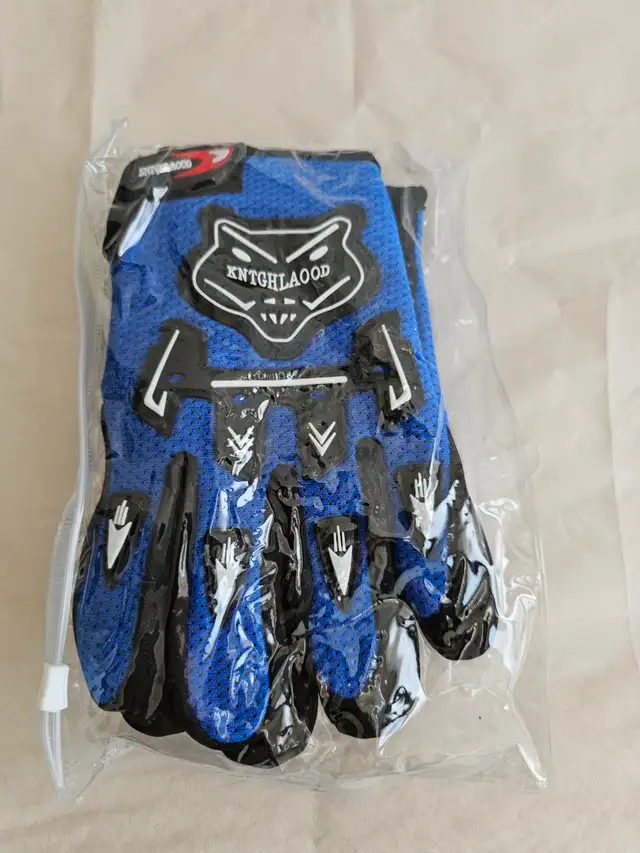 Bmx Mtb Bike Riding Glove For age 6-14 $10,  Sports Goggle $8 in Other in Markham / York Region - Image 3