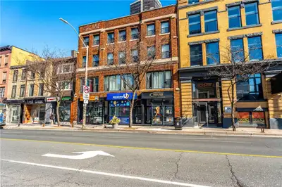 Renovated 2 Bedroom Unit Close to the Go Station in Hamilton