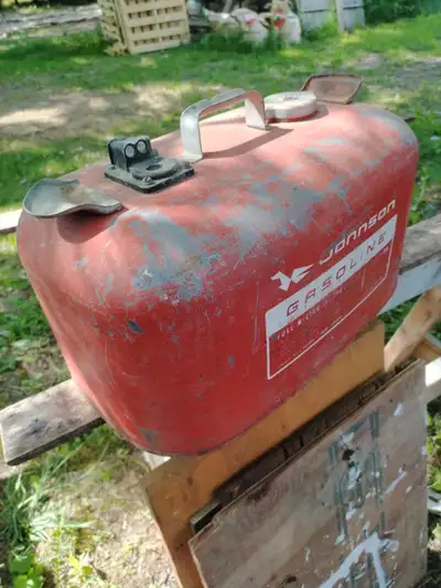 Downsizing and selling our vintage marine gas can in very good condition. Can be used as-is or as a...