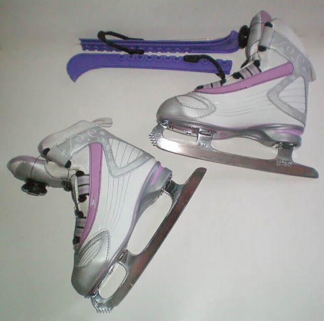 Reebok BOA Girls Figure Skates Size 1 Youth plus Bonus in Skates & Blades in London - Image 3