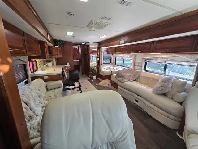 Fleetwood Revolution Diesel  in RVs & Motorhomes in Comox / Courtenay / Cumberland - Image 5