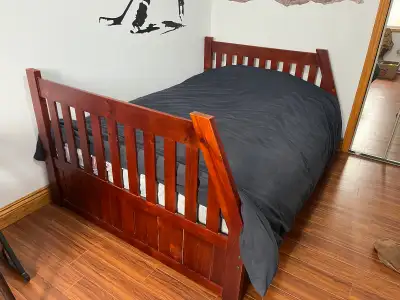 Good quality solid double bed frame with trundle that slides under. Put double de bonne qualité avec...