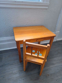 Petit bureau et chaise en bois