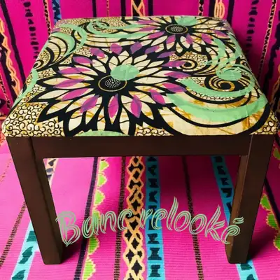 Non fumeur * **Motif du tissu** : Imprimé floral coloré * **Matériau des pieds bois *PS : Si l'annon...