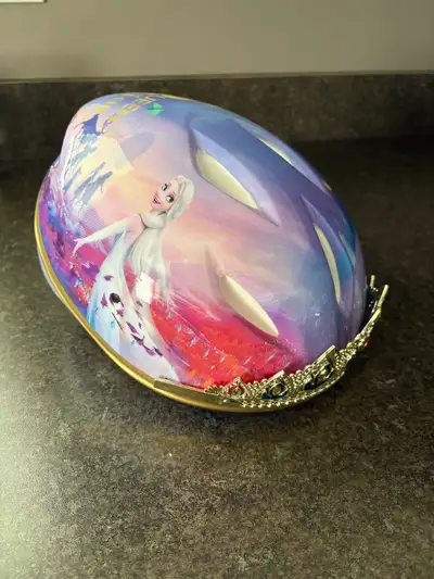 Girl’s Frozen bike helmet, used once. Size 52-56 cm. Please text 306-260-2648 for more information.