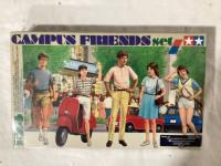 CAMPUS FRIENDS SET – 1/24 PLASTIC MODEL