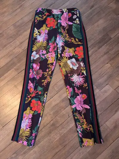 Super cute authentic Moncler track pants in a beautiful floral print. Very comfortable and flatterin...
