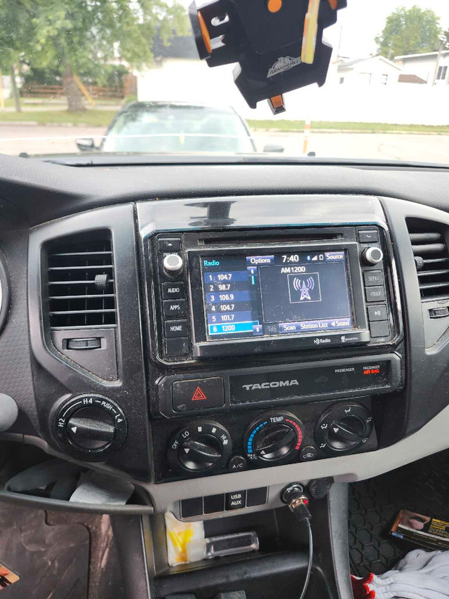 Toyota tacoma 2015 in Cars & Trucks in Gatineau - Image 4