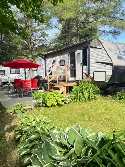 2016 StarCraft AR ONE MAXX 26BHS Site B139. This trailer features a front bedroom with queen bed and...