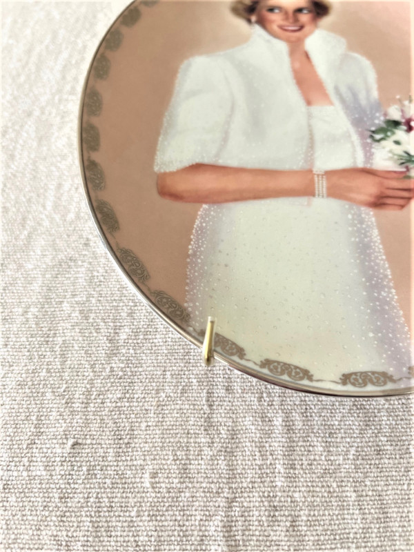 PRINCESS DIANA COLLECTIBLE WALL HANGING PLATE-1997 in Arts & Collectibles in Edmonton - Image 3