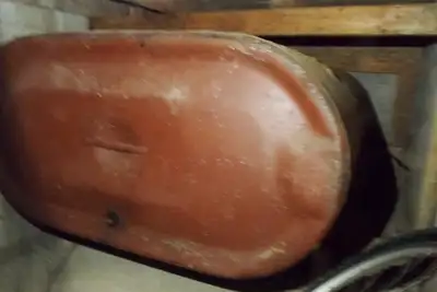 Réservoir à l'huile à donner. Se trouve sous l'escalier dans le garage. Faut venir le Démonter et le...