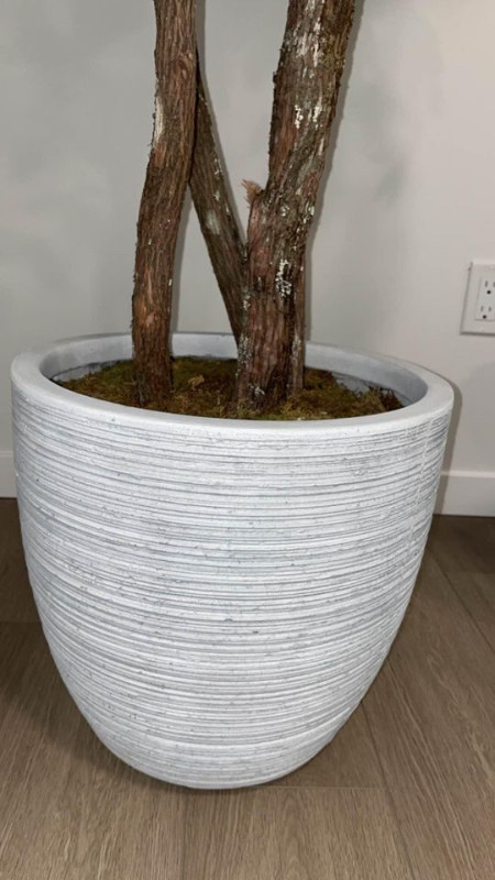 Brand new large artificial tree plant in Home Décor & Accents in Edmonton - Image 4