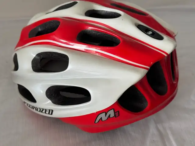 TWO ADULT ROAD BIKE CYCLING HELMETS, LIKE NEW, GOOD QUALITY in Road in City of Montréal - Image 9