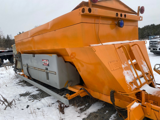 Sander and salt spreader dans Équipement lourd  à Sudbury - Image 2