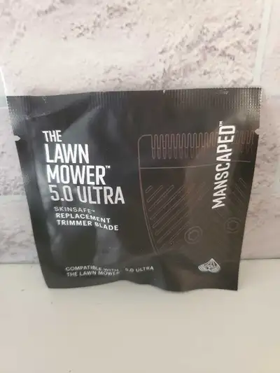 This is a new factory sealed Manscaped Lawn Mower 5.0 Ultra replacement blade, designed with SkinSaf...