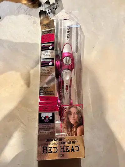 Style your hair with the Bed Head TIGI Light Me Up Dual Waver, designed to create textured waves. Th...