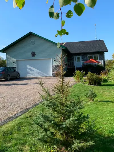 Well maintained, 3 bedroom plus den home on Grand Pines golf course. Minutes to several beaches. Thi...