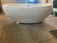 Maxx stand alone bathtub excellent condition