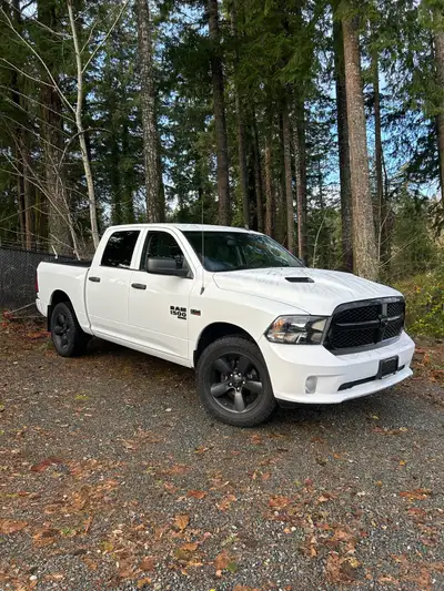 2022 RAM 1500 Classic Express Package 5.7 HEMI V8 4x4 84,123 kms current 8 speed transmission Clean...
