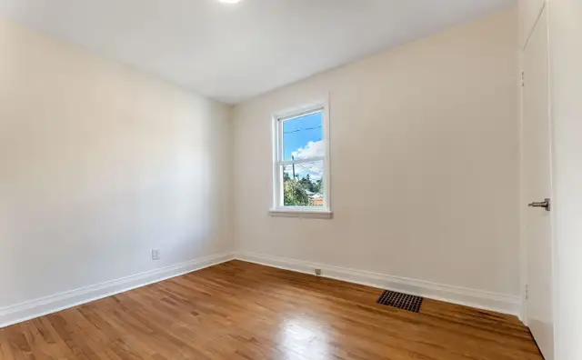 3 bedroom 1 bath rent in Peterborough, main floor in Long Term Rentals in Peterborough - Image 5