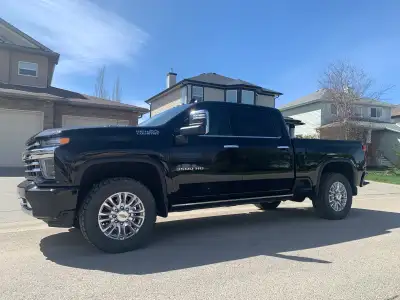 Loaded High Country w/Duramax diesel, 360 cameras, power running boards, HUD, upfitter switches, all...