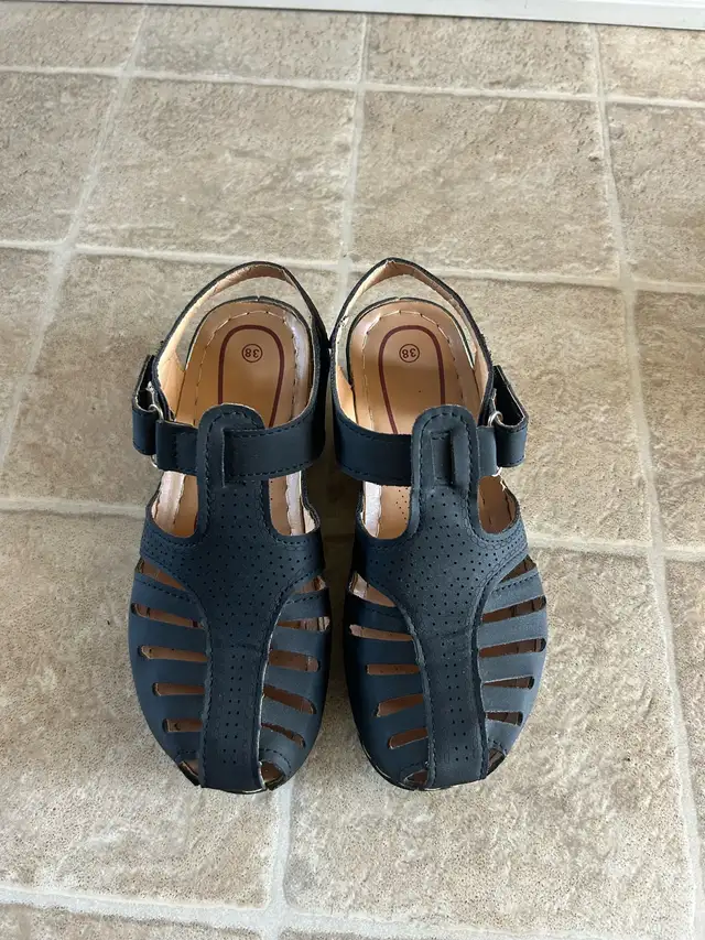 Barely used shoes in Women's - Shoes in Edmonton - Image 4