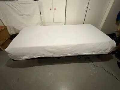 Lit  simple électrique pratiquement neuf, View more