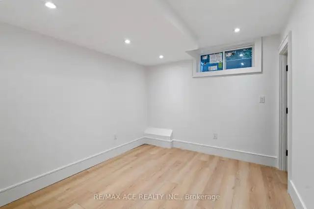 Private room for rent in Scarborough for a girl in Room Rentals & Roommates in City of Toronto - Image 5