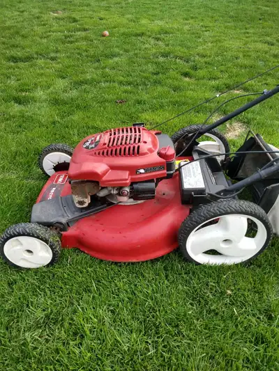195 CC Briggs & Stratton self-propelled mulcher recycler key starts one back wheel is broken needs t...