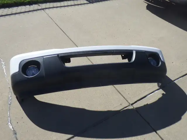Ford Ranger front bumper with fog lights. in Auto Body Parts in Edmonton - Image 2