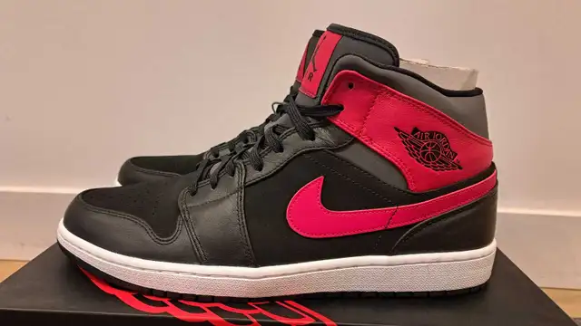 Jordan 1 Retro MidGym Red in Men's Shoes in Markham / York Region - Image 7