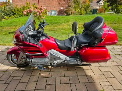 Magnifique goldwing 2004 de couleur candy red. Le kilometrage est élevé mais cette moto est bonne po...