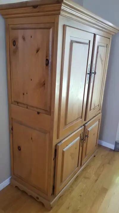 ARMOIRE EN PIN / MEUBLE DE TV ou SYSTÈME DE SON, View more