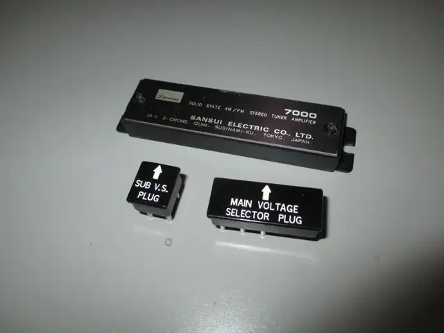 Sansui 7000 Voltage selector cover plate and plugs in General Electronics in City of Montréal - Image 5