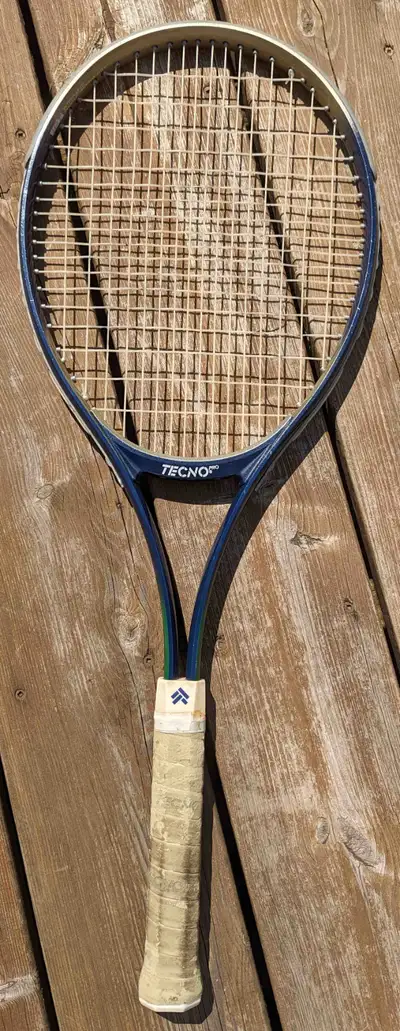 TecnoPro adult tennis rocket. Model: Sting 610, Integrated Profile Technology. Length: 27". The rock...