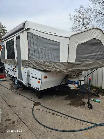 ROCKWOOD POPUP TRAILER 2011 MODEL 1910 Equipped with stove 3 way fridge furnace water city and stora...