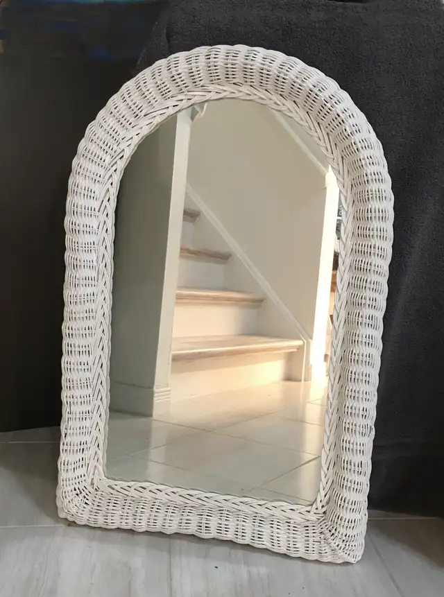 Lovely Large Vintage White Wicker Wall Mount Mirror 30"x 20" in Home Décor & Accents in City of Toronto - Image 2