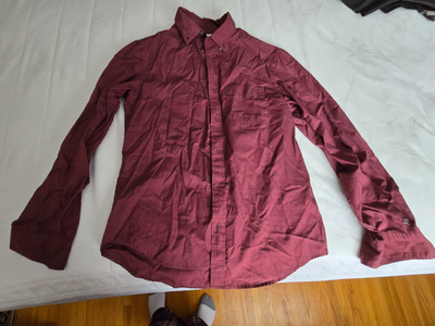 This is an Old Navy brand mens medium dress shirt. Colour is burgundy. In excellent condition. Only...