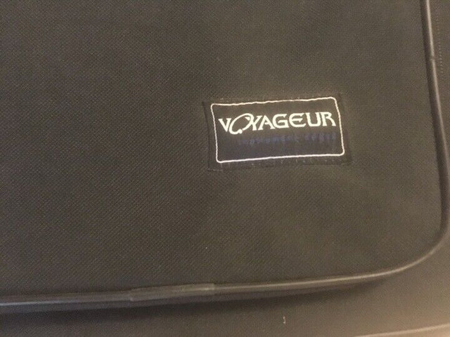Voyager Soft Guitar Case Lots Of Storage Area Great Condition in Arts & Collectibles in City of Toronto - Image 2