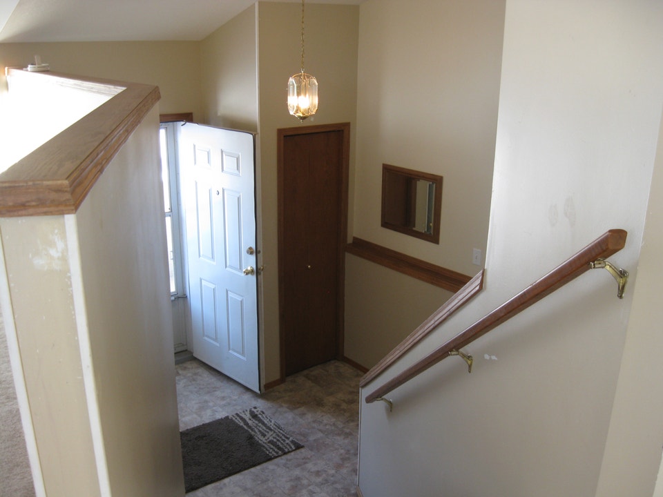 Bright, Spacious 5-bedroom bi-level half duplex Nov 01 5