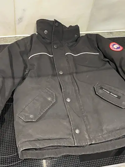 Manteau Canada Goose pour enfants de 4-5 ans. Modèle unisexe. Pas de capuchon. Très bon condition. P...