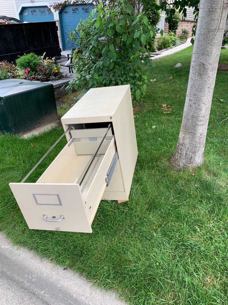 Free Metal Filing 2 drawers not broken Free Stuff