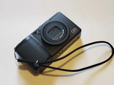 Big scratch on lens !!! But see pictures. It will only show on certain settings. Looks like the blur...