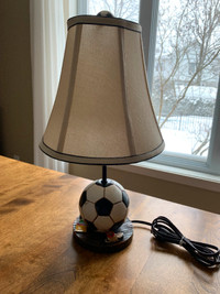 Lampe de chevet pour chambre d'enfant sur le thème du sport