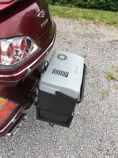 GoldWing -glacièce 15L $75 + support glacière $75 + boule trailer $20
