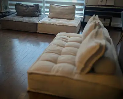 English follows Le prix inclut l'ensemble des 3 divan : 1 x 2 place beige : dimensions 60" x 48" 2 x...