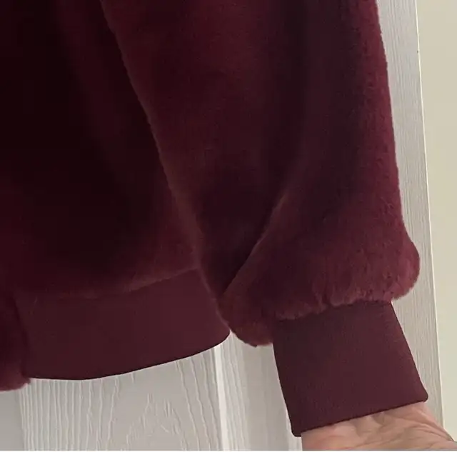 Beautiful faux fur bomber jacket in Women's - Tops & Outerwear in Cape Breton - Image 4