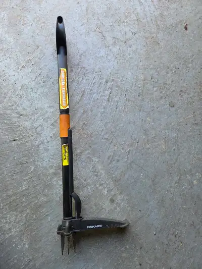 Get rid of those pesky weeds with this Fiskars weed remover! It's in good condition and ready to mak...