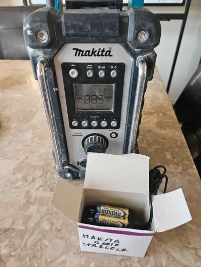Works good. I comes with an old battery, good enough for the radio.