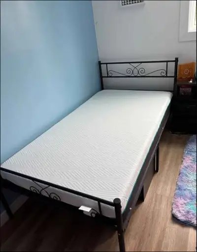 Lit simple en métal avec matelas à vendre , View more